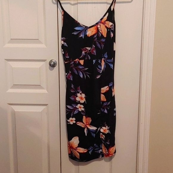 Floral dress with slit - Picture 3 of 4